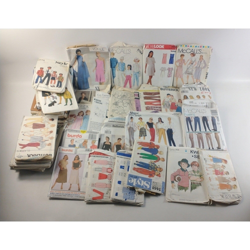 440 - A large quantity of sewing patterns including by VOGUE, McCALLS, BUTTERICK, WOMEN'S WEEKLY.  Adult a... 