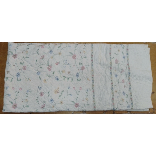 441 - A 280 x 260cm SUPERKING pretty floral cotton breadsheet in nice clean condition.  A nice item.#445... 