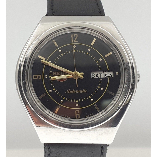 46 - A SEIKO 5 automatic Japan made classic vintage gent's day/date watch, 28mm dial approx.  In working ... 