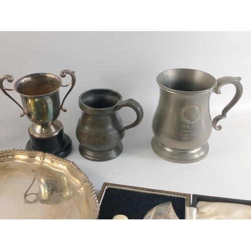 70 - A mixed lot of silver plate to include boxed teaspoons, other cutlery, a tray, plus various EP cups ... 