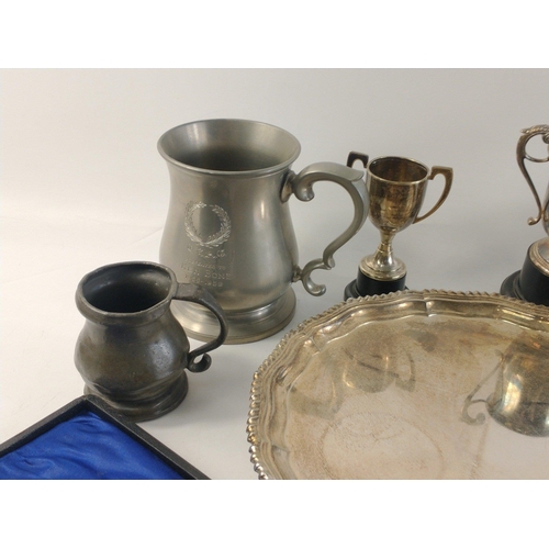 70 - A mixed lot of silver plate to include boxed teaspoons, other cutlery, a tray, plus various EP cups ... 