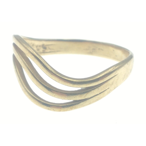 26 - Hallmarked 9ct yellow gold wishbone style ring. Size O and weighs 2.1g approx#27