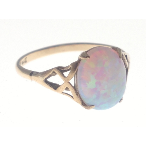 35A - A lovely 9ct stamped gold ring with a beautiful centre Opal. Size M. Gross weight.1.4g.  Opal 9mm ap... 