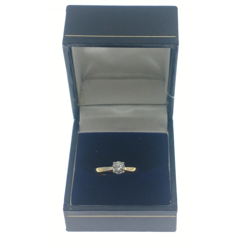 35C - A lovely 750 stamped 18ct gold ring with lovely centre diamond (tested) 5mm approx (0.5 carat approx... 