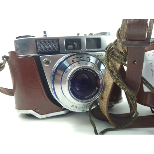 345 - A collection of vintage cameras to include a VOIGTLANDER VITORET PRONTOR 125 with case and Capital l... 