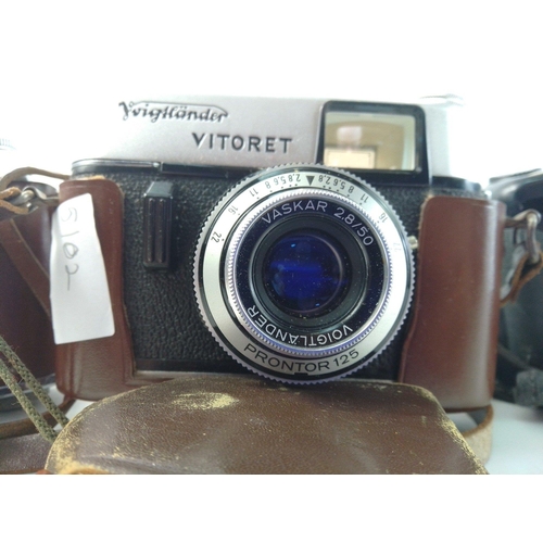 345 - A collection of vintage cameras to include a VOIGTLANDER VITORET PRONTOR 125 with case and Capital l... 