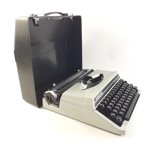 488 - A portable SILVER-REED SR 100 typewriter in case.  Appears in good order#191