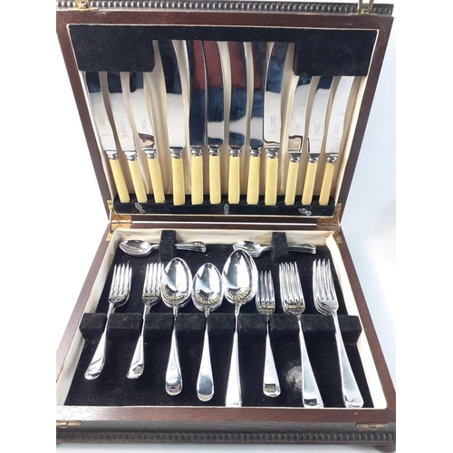 86 - A wooden canteen of cutlery comprising 12 VINER'S stainless steel knives and 100% stainless plate un... 