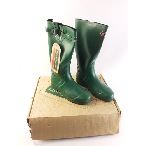 296 - A pair of TOWN & COUNTRY size 8 wellington boots.  New in box with tags.#319