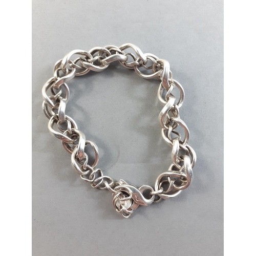 54 - A pretty link chain silver bracelet with full hallmarks. Length 20cm. Weight 27g approx.#71