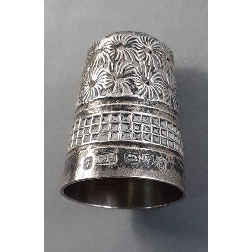 55 - A CHARLES HORNER Chester silver hallmarked thimble size 7, dating from early 20th century, weight 4.... 