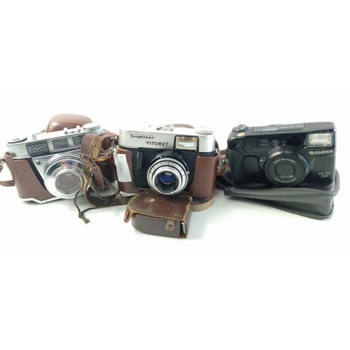 225 - A collection of vintage cameras to include a VOIGTLANDER VITORET PRONTOR 125 with case and Capital l... 