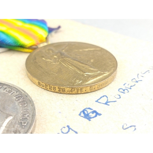 130 - WWI medal pair - GORDON'S awarded to S-22679 Pte. G. Robertson comprising British War Medal, and Vic... 