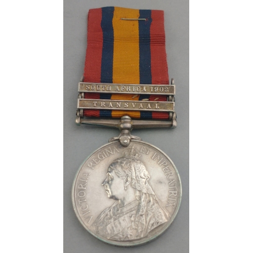 21 - VICTORIA war medal Queen's South Africa Medal with Transvaal and South Africa 1902 clasps awarded to... 