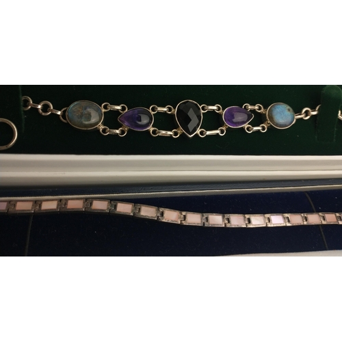 186 - Pretty and stylish 925 stamped silver bracelet with mounted attractive stones. 20cm approx in Cavend... 