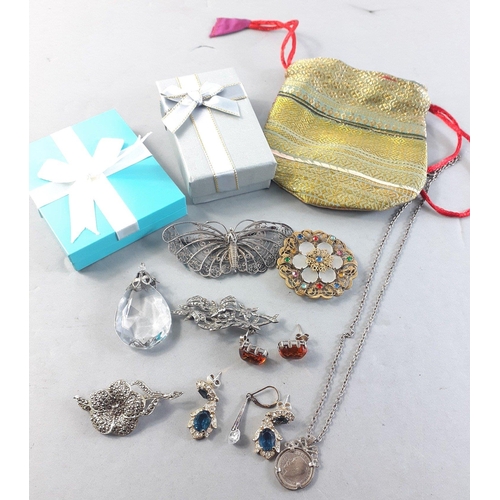 195 - A lovely small selection of vintage jewellery to include brooches, pendant, earrings etc.#194