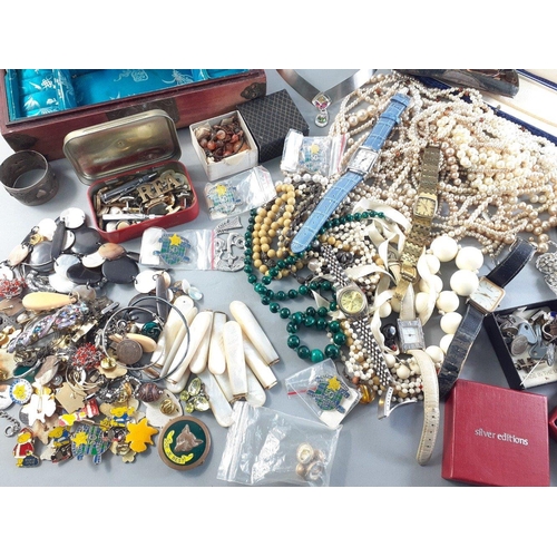 196 - A mixed bijouterie lot to include vintage jewellery, pins, faux pearls, dress watches, antique Harry... 