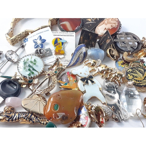 208 - A good collection of vintage to modern costume jewellery including sterling silver brooches and pins... 