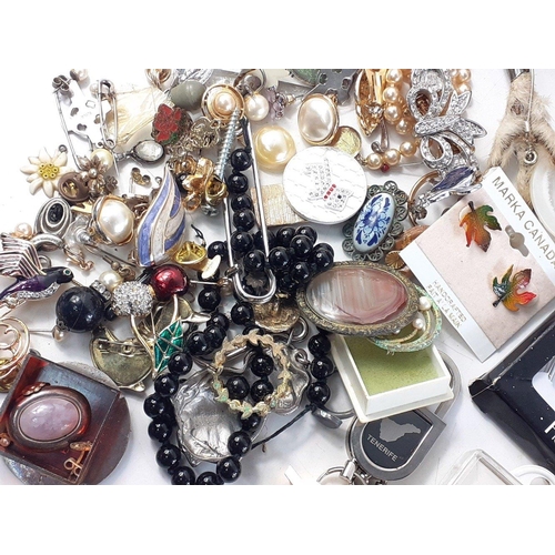 209 - A large collection of costume jewellery to include necklaces, pendants brooches pins etc including 2... 