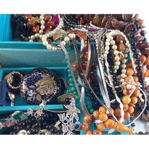 209 - A large collection of costume jewellery to include necklaces, pendants brooches pins etc including 2... 