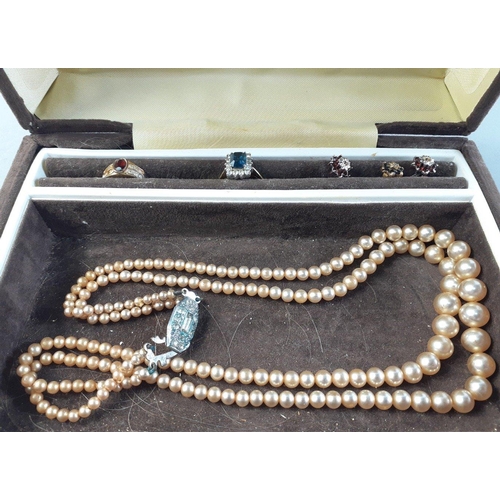 210 - An older jewellery box with a set of faux pearls, two rings and earrings.#209