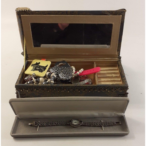 214 - An unusual jewellery box in the shape of a chaise longue with contents of costume jewellery#213