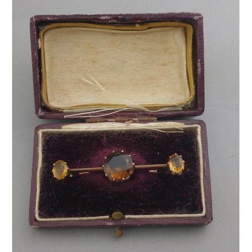 33 - A BEAUTIFUL VICTORIAN unmarked yellow metal brooch (does not react to a magnet test) with a large ro... 