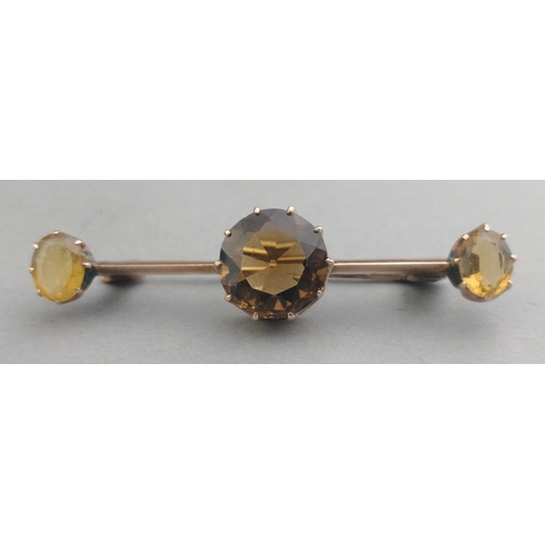 33 - A BEAUTIFUL VICTORIAN unmarked yellow metal brooch (does not react to a magnet test) with a large ro... 