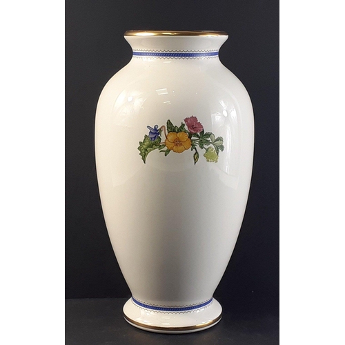 368 - Franklin Mint ROYAL HORTICULTURAL SOCIETY Chelsea Flower Show Vase from 1991.  Pretty piece in good ... 