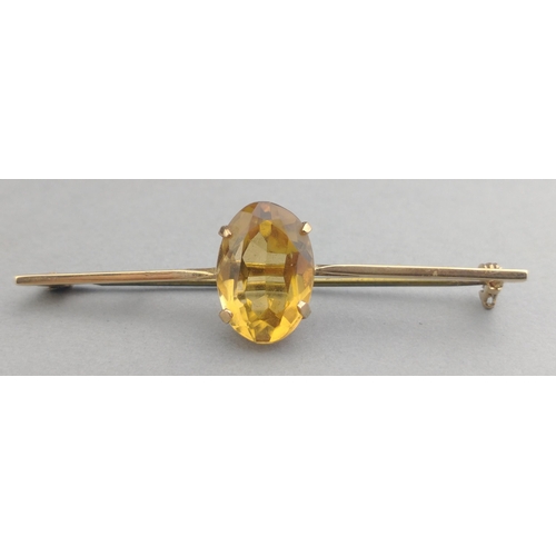 38 - A VINTAGE 375 stamped bar brooch with large amber style stone - gross weight 3.89g approx - all with... 