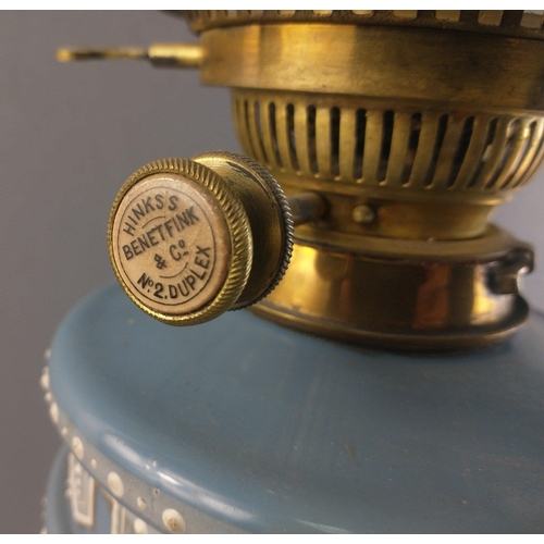 554 - A beautiful blue ceramic oil lamp with brass HINKS & Co. fittings. Complete with chimney. Height... 