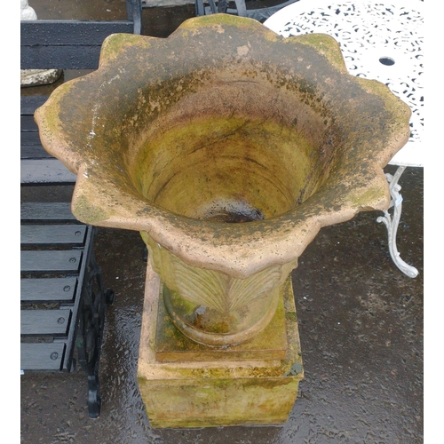 571 - Large planter on plinth.  Very slight damage does not detract from this item. Planter height 59cm ap... 