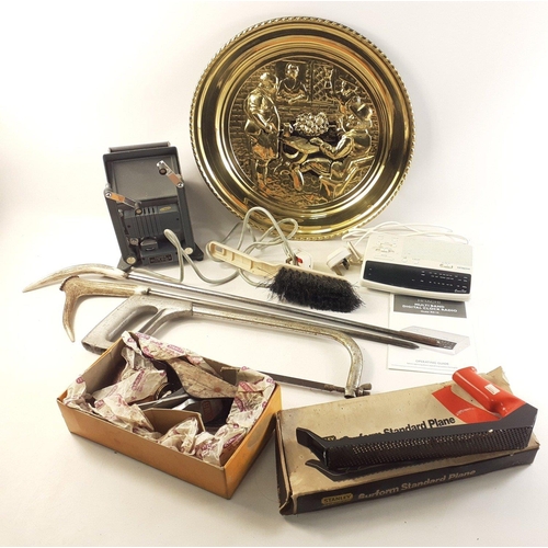 643 - A mixed lot to include an embossed brass tray 40cm, two horn handled pokers, a Hitachi clock radio, ... 