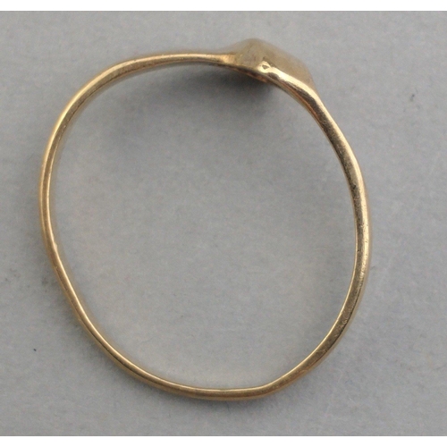 72 - Gold ring with offset twist. 375 marked. Size M. Weight 1.15g approx#72