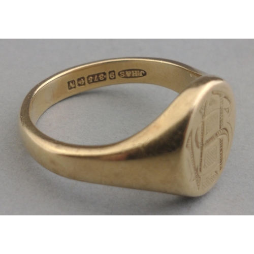 14 - A chunky gold 9ct hallmarked gents signet ring.  Size V, weight 9.5g approx#14