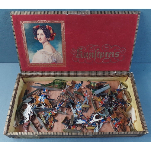 202 - A cigar box with a good lot of tin / lead painted small military figures of interest. Interesting lo... 