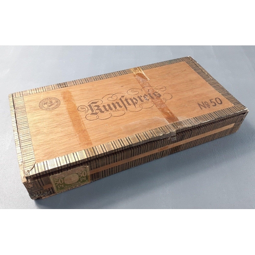 202 - A cigar box with a good lot of tin / lead painted small military figures of interest. Interesting lo... 