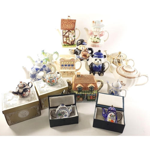 252 - A collection of teapots to include a BESWICK (870), a TONY WOOD Staffordshire panda, a SADLER gilt, ... 