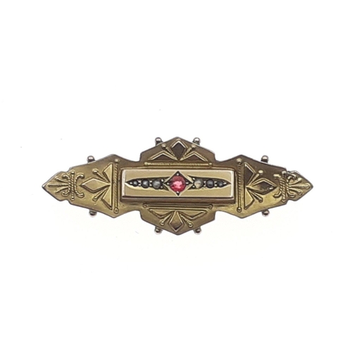 5 - A boxed 9c stamped turn of the 20th century brooch with garnet stone centred with seed pearls - gros... 