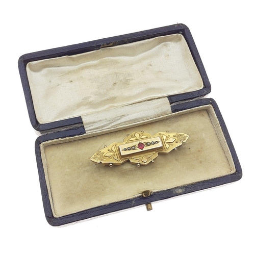 5 - A boxed 9c stamped turn of the 20th century brooch with garnet stone centred with seed pearls - gros... 