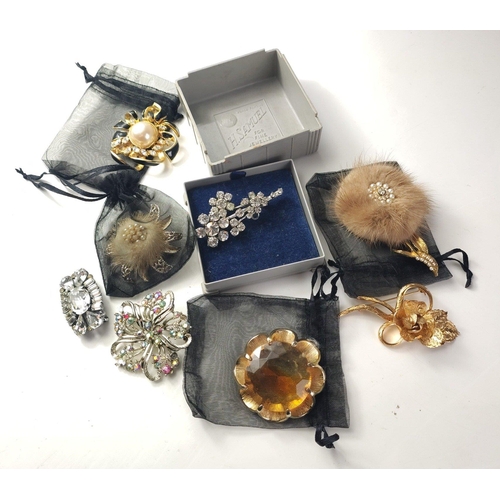 76 - A great wee collection of eight BLING! brooches. Gilt metal, faux stones etc. A great lot!#77