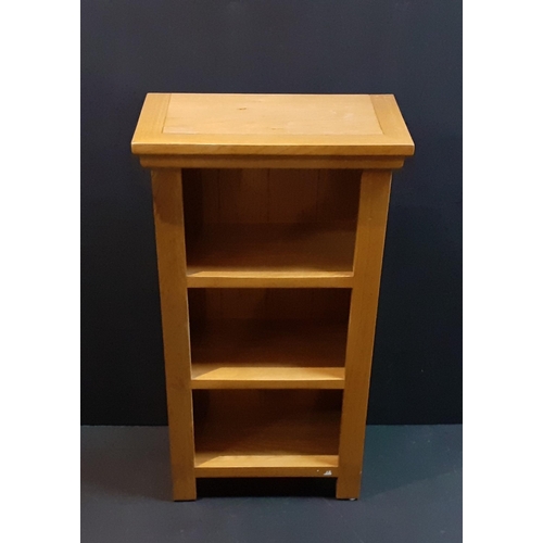 134 - A nifty small three shelf wooden bookcase W45 x D25 x H80cm.#141
