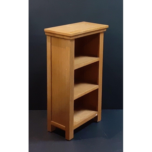 134 - A nifty small three shelf wooden bookcase W45 x D25 x H80cm.#141