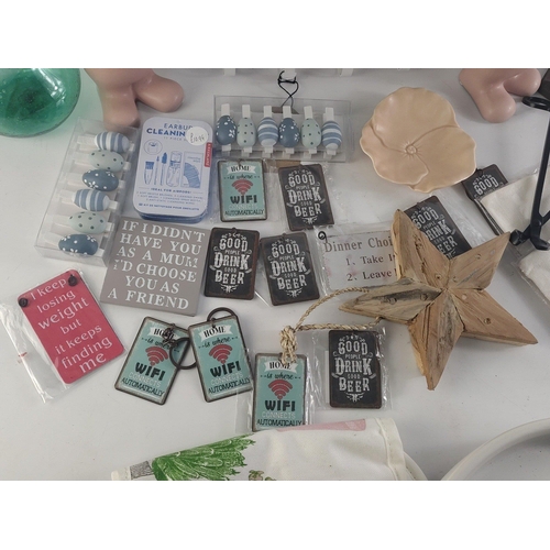 198 - XMAS GIFTING IDEAS! - to include brand new oven gloves, peg bags, decorative pegs, a set of wall han... 