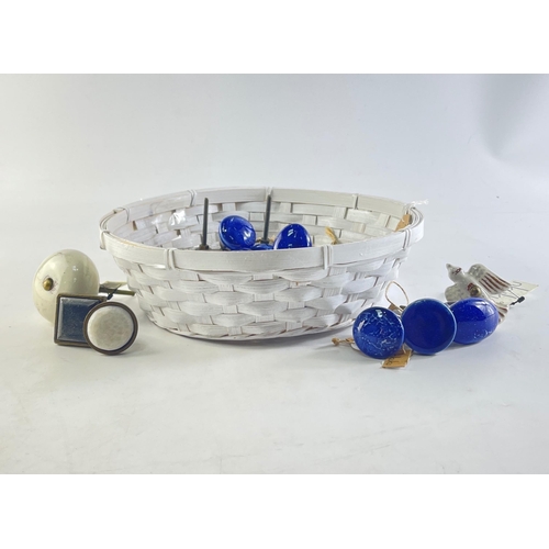 257 - XMAS GIFTING IDEAS! - A round bamboo basket to include ceramic and metal door knobs - qty 20 - rrAll... 