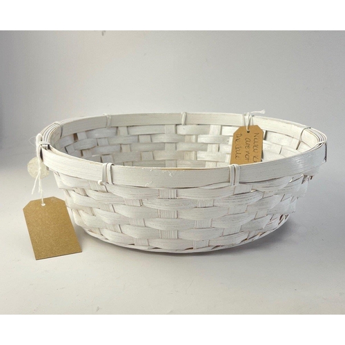 257 - XMAS GIFTING IDEAS! - A round bamboo basket to include ceramic and metal door knobs - qty 20 - rrAll... 