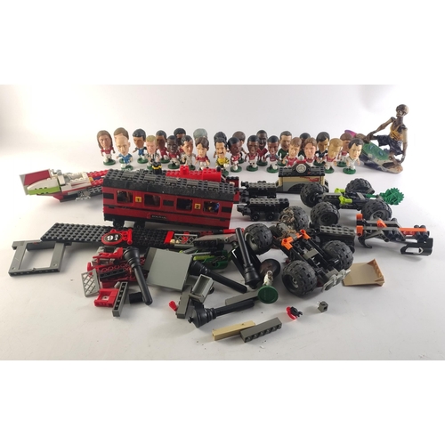 264 - A good wee selection of mainly LEGO pieces including Hogwarts Express loco, some Technix and some fo... 