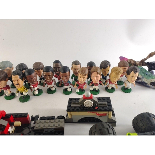 264 - A good wee selection of mainly LEGO pieces including Hogwarts Express loco, some Technix and some fo... 