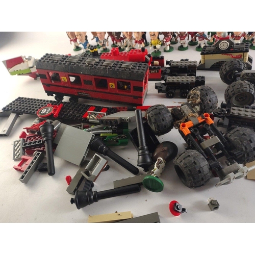 264 - A good wee selection of mainly LEGO pieces including Hogwarts Express loco, some Technix and some fo... 