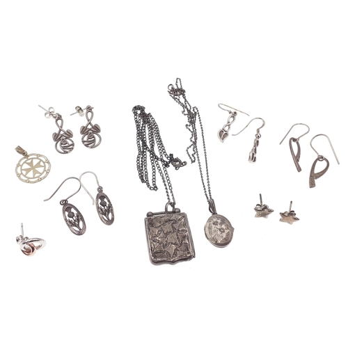 118 - A small quantity of silver earrings, and pendant. Gross weight 19g (excluded plated chain).#140